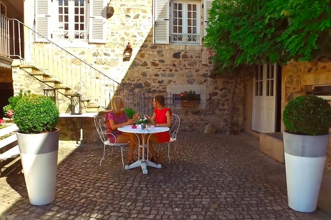 Luxury house rental beaujolais : Coffee break