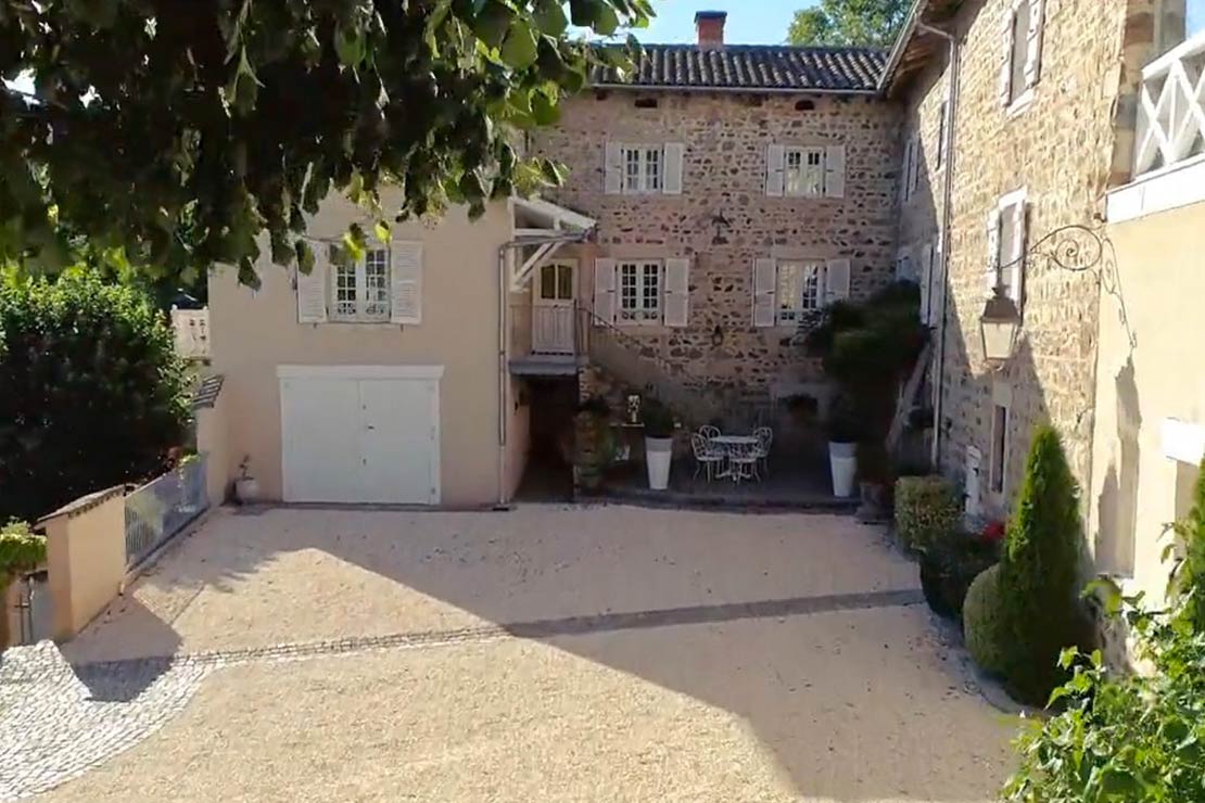 Luxury house rental beaujolais : Courtyard