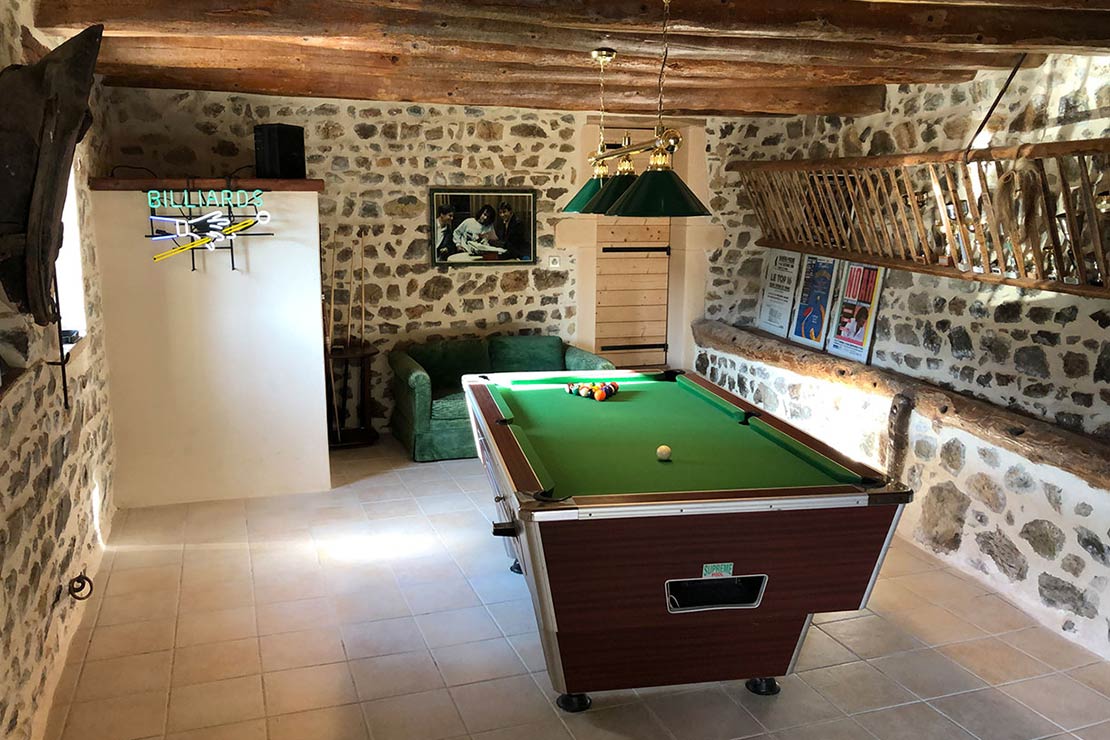 Luxury house rental beaujolais : Billard room