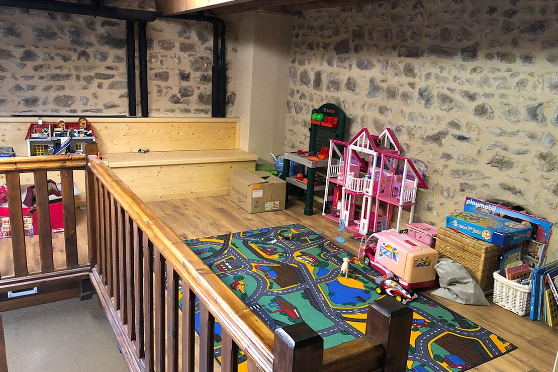 Luxury house rental beaujolais : Children's playroom