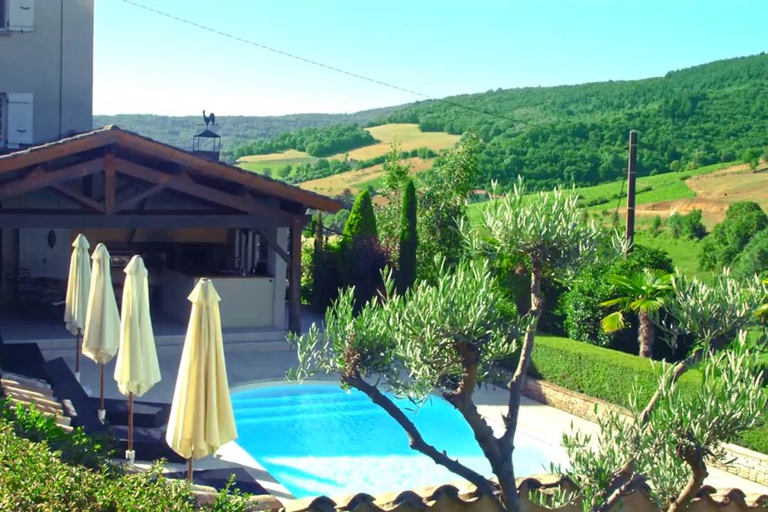 Luxury house rental beaujolais : Pool with pool house and summer kitchen